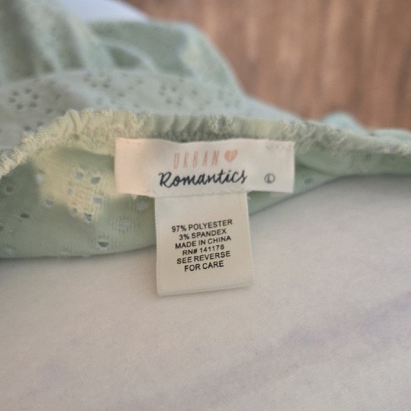 Urban Romantics Sage Green Eyelet Peasant Blouse Size Large Cropped - Picture 2 of 10